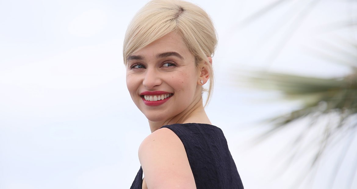 Modelo Com Cabelo Loiro E Curto